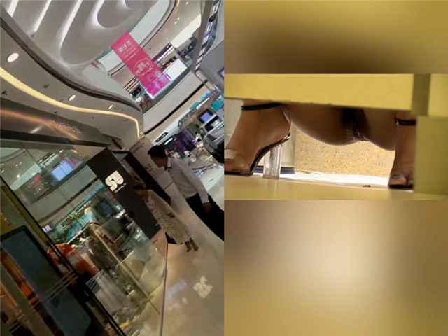长沙万达广场商圈侧拍-(露脸、下B)清楚偷拍，随时都会被发现，玩命偷拍