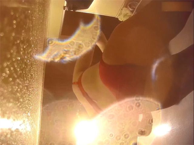 大型戏水游泳馆女顾客换衣间和淋浴间真实内部偸拍