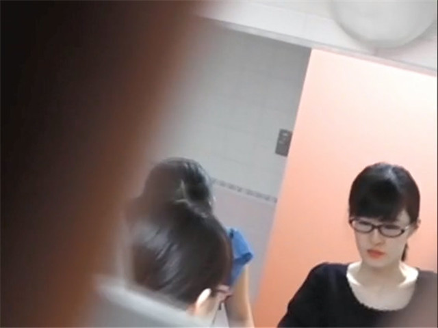 新品坑神潜入艺术学院表演系女厕偸拍妹子们�