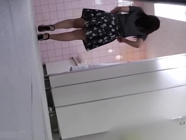 新品坑神潜入艺术学院表演系女厕偸拍妹子们