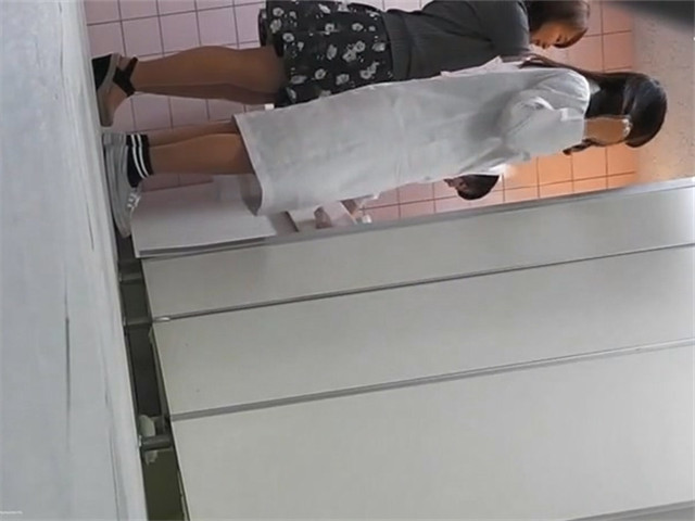 新品坑神潜入艺术学院表演系女厕偸拍妹子们