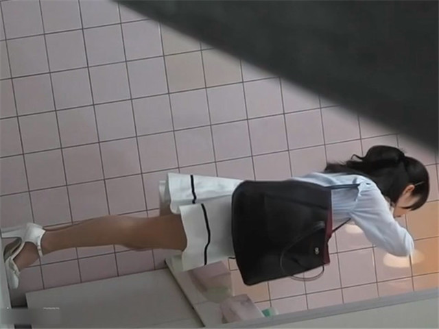 新品坑神潜入艺术学院表演系女厕偸拍妹子们