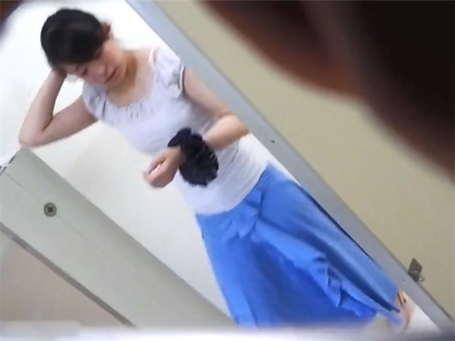 新品坑神潜入艺术学院表演系女厕偸拍妹子们