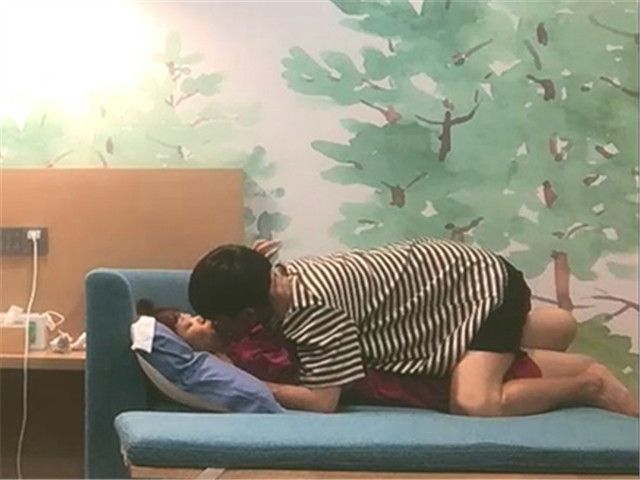 神似白百何 粉嫩酥胸�