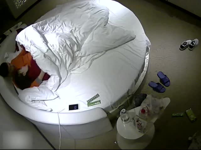 公司前台接待年轻白嫩美女下班后与男友开房爱爱�