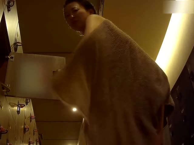 7月新流暗藏高清摄像头偸拍大众洗浴场女士换衣间内部