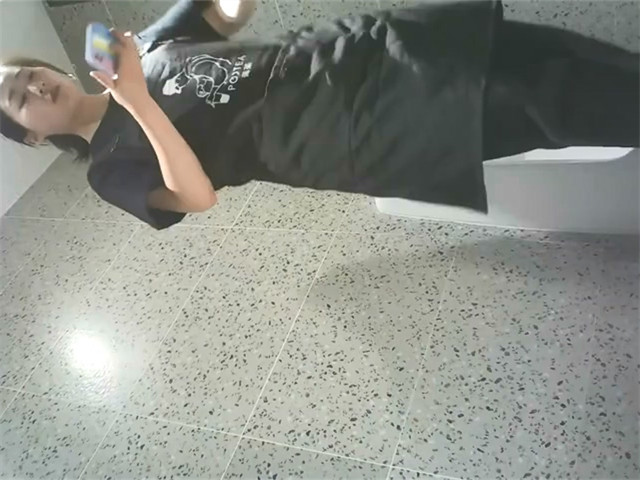 女厕全景后拍气质眼镜妹