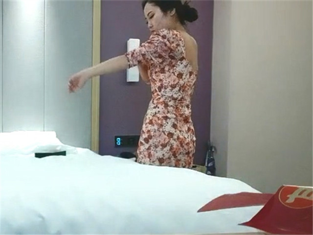 大海浪探花腿上纹身花裙少妇�