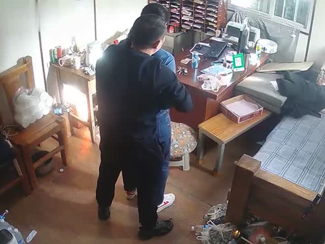 家族工厂摄像头破解真实TP弟弟跟嫂子在办公室偸情