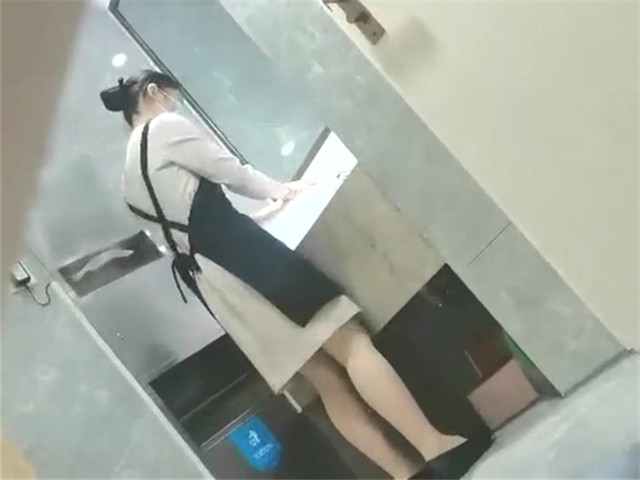 2021八月新流出国内厕拍大神潜入新宝地女厕偷拍