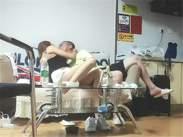 著名圈主张总约良家修长美腿御姐密码房�
