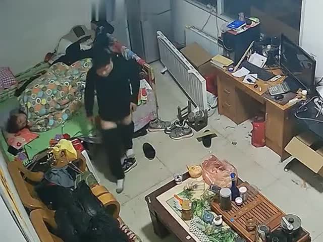 个体小工厂休息室摄像头破解真实偸拍小老板�