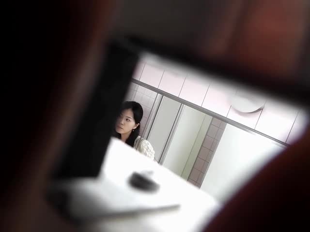 特攻队系列坑神潜入大学校园女卫蹲坑守候课间休息出来方便的女神�
