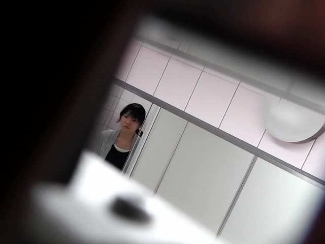 特攻队系列坑神潜入大学校园女卫蹲坑守候课间休息出来方便的女神