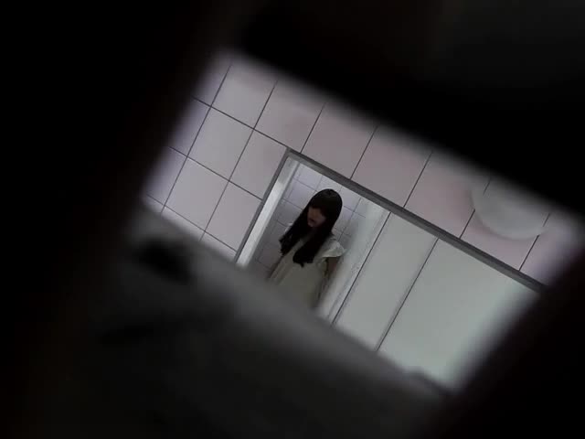 特攻队系列坑神潜入大学校园女卫蹲坑守候课间休息出来方便的女神