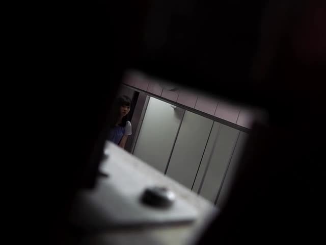 特攻队系列坑神潜入大学校园女卫蹲坑守候课间休息出来方便的女神