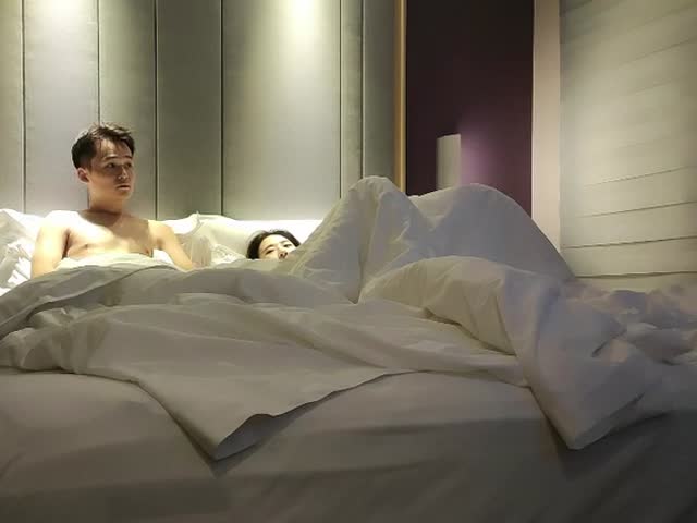 凌晨四点场【换妻探花】酒店约良家夫妻4P�