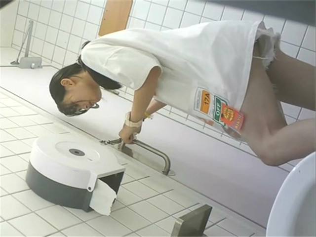 拍几个来消费的年轻小妹