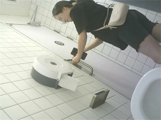 偷拍几个漂亮的美女少妇�