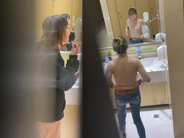 卫生间女厕偷拍门缝偷拍高跟鞋美女尿尿拉屎