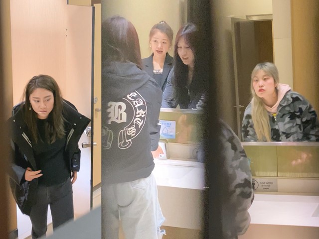 【泄密】商场卫生间偷拍美女裙底尿尿露逼露毛 很多可爱学生妹