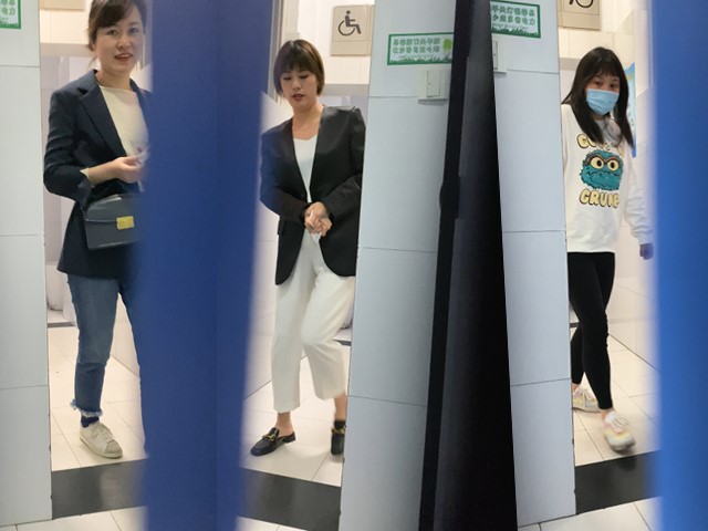 女校厕所偷拍女教师开挡黑丝尿尿 学姐有气势 学妹傻白甜 还有拉屎