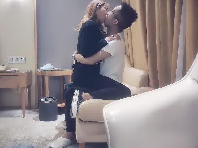 阿呆丶寻花越来小少妇骑身上舌吻�