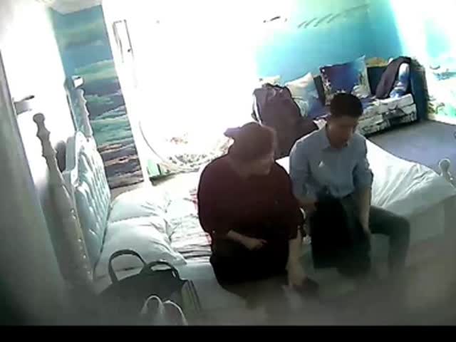 情趣酒店海洋房摄像头偷拍背心哥大白天偷情�