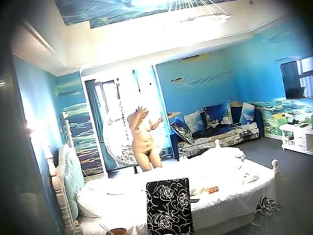 情趣酒店海洋房摄像头偷拍干部模样的胖叔和小情人偷情