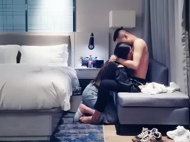 帅小伙网约一字肩时尚性感大美女�