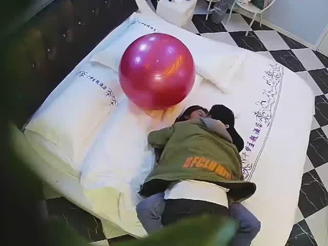 【酒店摄像头】情趣瑜伽球房未流出带校花女友开房啪啪�