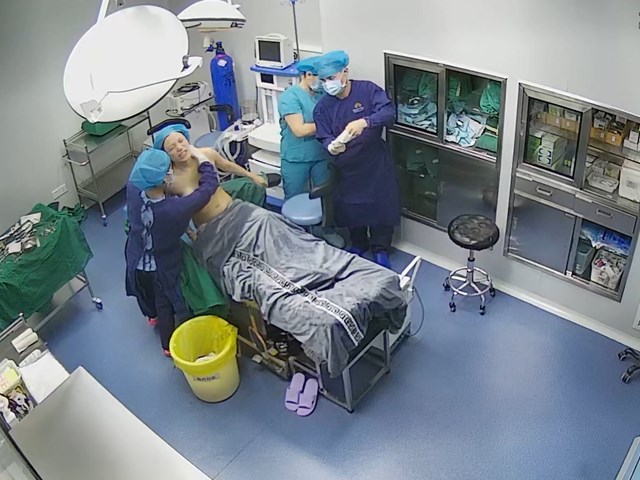 泄露 美女注射隆胸过程全纪录 爱美不怕痛 �