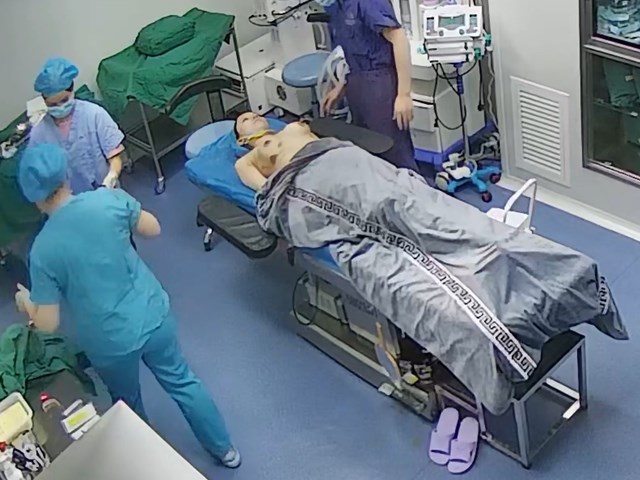 泄露 美女注射隆胸过程全纪录 爱美不怕痛 