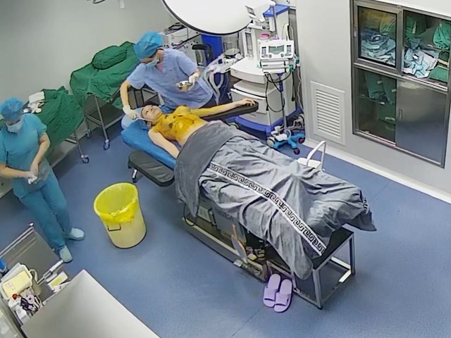泄露 美女注射隆胸过程全纪录 爱美不怕痛 