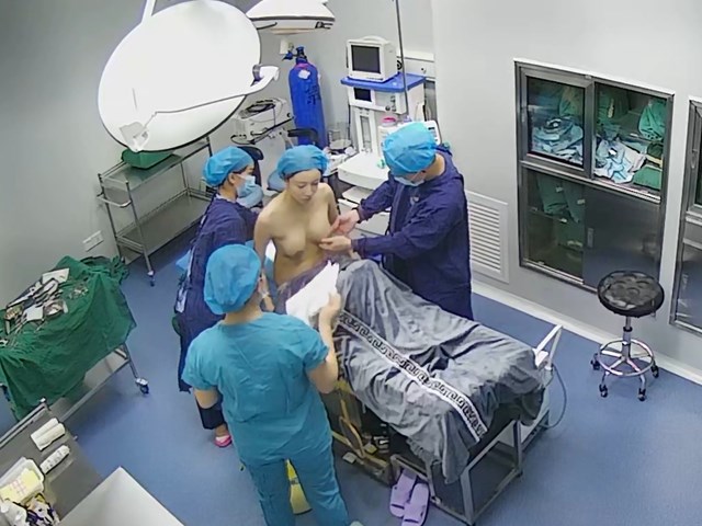 泄露 美女注射隆胸过程全纪录 爱美不怕痛 