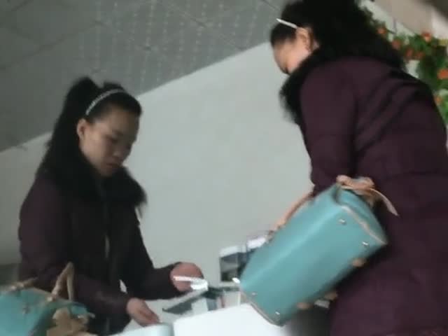 冒死蹲守女厕偷拍�