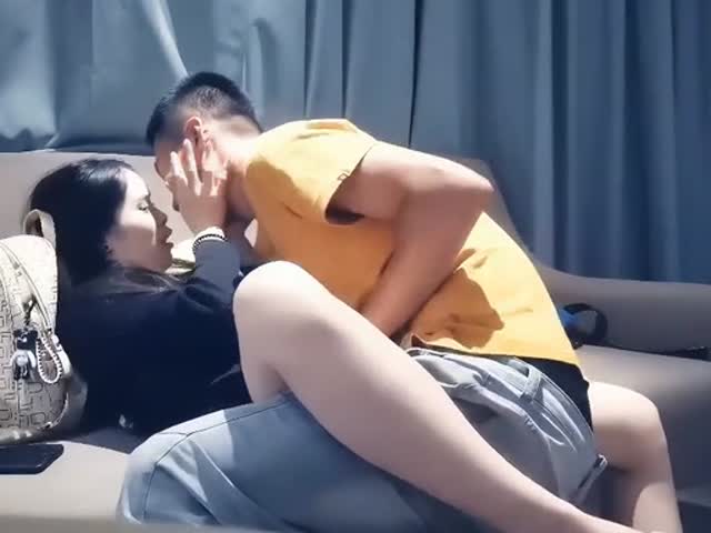 风骚美少妇兼职援交�