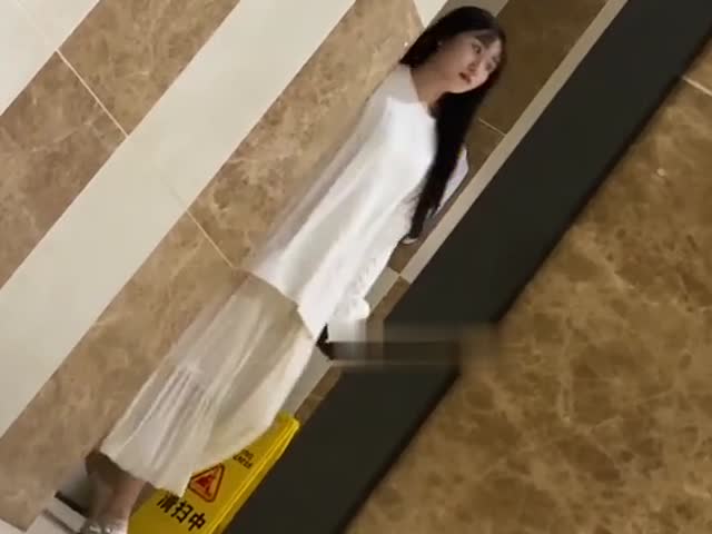 十一月最新超牛B大神潜入商场女厕流出
