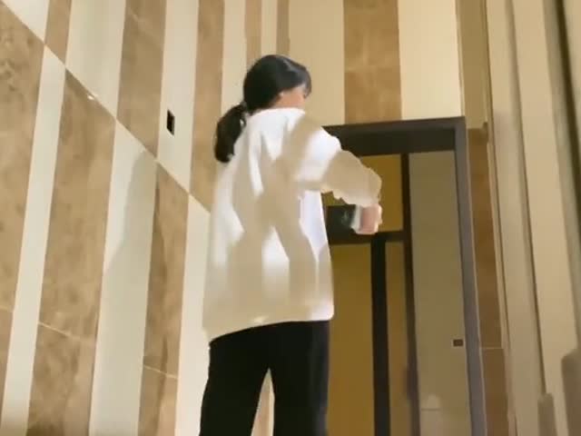 十一月最新超牛B大神潜入商场女厕流出