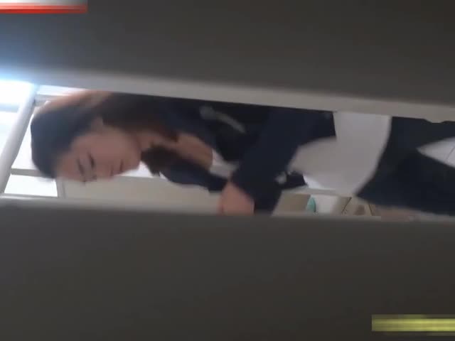 外站流出国内某高校女厕偷拍�