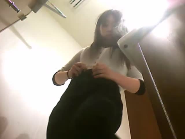 茶餐厅高级坐厕多视角偸拍各种职场女性方便