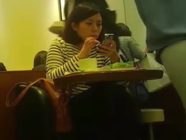 茶餐厅高级坐厕多视角偸拍各种职场女性方便