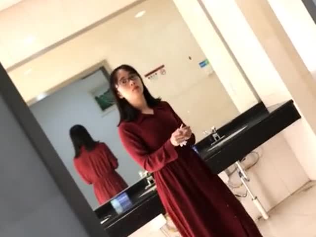 外站流出国内厕拍大神潜入某高校女厕