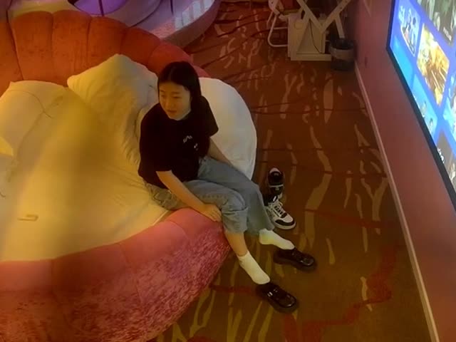 2021-11-21萤石云酒店大屏幕电视房偷拍�