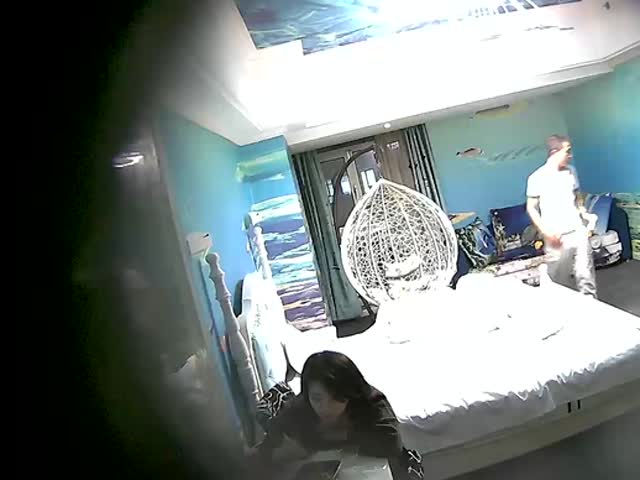 面容姣好的冷艳学生妹