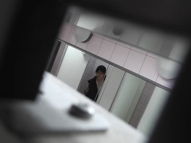 特攻队牛逼坑神潜入大学校园女厕所�