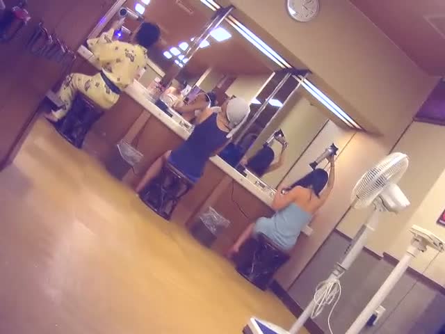 12月新流出温泉洗浴中心女宾部换衣室�