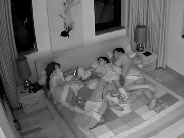 黑客破解家庭摄像头偷拍夫妻�