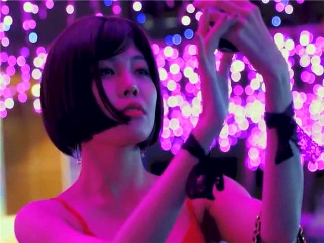 国产AV剧情-尾随漂亮主播到家�