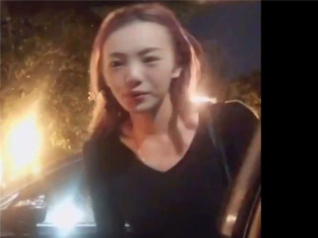 国产剧情A片苗条漂亮美眉深夜路边拦车上车后不老实无内色诱司机让他送回家�
